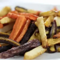 Kolorowe frytki z marchewki, pieczone do chrupkości, stanowią pyszną i zdrową alternatywę dla tradycyjnych ziemniaczanych.