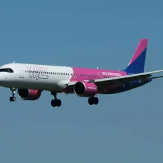 Samolot Wizz Air w locie. Zastanawiasz się, czy można zabrać kanapki do samolotu Wizzair? Tak, zazwyczaj można.