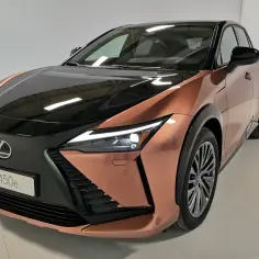 Elegancki Lexus RZ 450e w miedziano-czarnym kolorze, z ostrymi liniami i nowoczesnym designem, gotowy na podbój dróg.