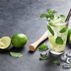 Orzeźwiające mojito z wódką, limonki, mięta i lód na kamiennym blacie. Idealne na upalne dni.