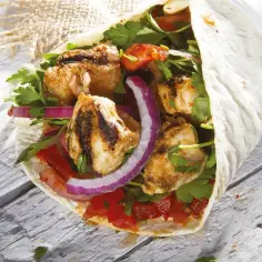 Pyszny wrap z kurczakiem, pomidorami, czerwoną cebulą i pietruszką. Idealny przepis na gemuse kebab.