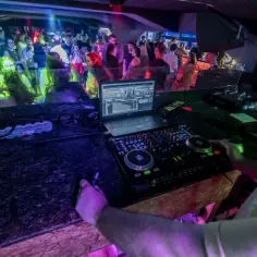 Najlepsze kluby nocne w Poznaniu: gdzie się bawić do rana?