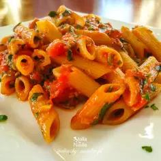 Penne all'arrabbiata - prosty przepis na pikantny włoski makaron