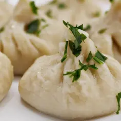 Przepis na pyszne chinkali - tradycyjne gruzińskie pierogi mięsne