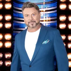 Michał Milowicz w niebieskiej marynarce, gotowy do kolejnych filmów, seriali i programów.