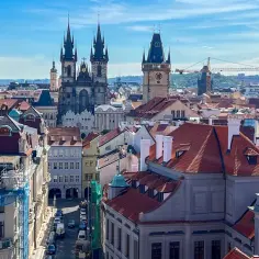 Widok na zabytkowe centrum Pragi, z dominującymi wieżami kościoła Marii Panny przed Tynem i Ratuszem Staromiejskim. W tle widać fragmenty biblioteki miejskiej w Pradze.