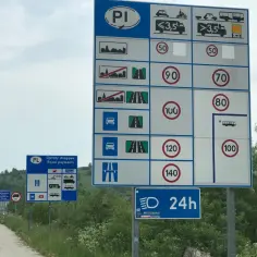 Znaki drogowe informują o limitach prędkości w terenie zabudowanym i poza nim. Obowiązuje tu prędkość w terenie zabudowanym 50 km/h.