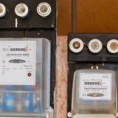 Dwa liczniki energii elektrycznej. Jeden z nich pokazuje 0002947 kWh, drugi 0068922 kWh. Pomyśl o pge doładowanie licznika w weekend.