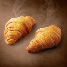 Dwa świeże, złociste croissanty z Lidla, parujące delikatnie. Idealne na śniadanie, ale warto sprawdzić ich kcal.