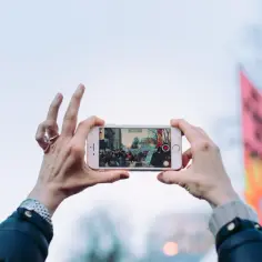 Obrót ekranu iPhone'a uchwycił protestujących z transparentami.
