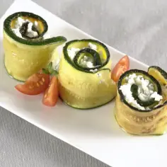 Roladki z cukinii z grilla z serem feta i pomidorkami.