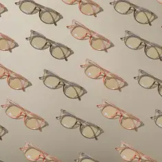 Różowe i szare okulary fotochromowe minusy ułożone w regularny wzór.