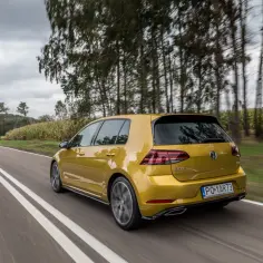 Złoty Volkswagen Golf 1.9 TDI w ruchu drogowym, ukazujący jego dynamiczny wygląd i sugerujący niskie spalanie.