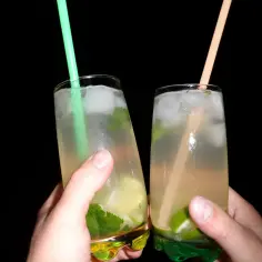 Najlepsze przepisy na drink z wodą kokosową, które orzeźwiają każdego dnia