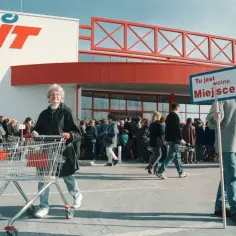 Klienci przed wejściem do sieci francuskich hipermarketów HIT. Jedna osoba trzyma tabliczkę "Tu jest wolne Miejsce!".