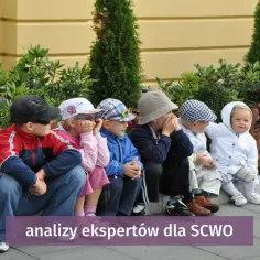 Dzieci siedzą w rzędzie, a nad nimi tekst "analizy ekspertów dla SCWO". To jakby ich przyszłe losy, zgodnie z art. 6 RODO, były analizowane.