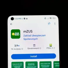 Aplikacja mZUS na telefonie. Chcesz wiedzieć, jak sprawdzić lata pracy w Polsce? Ta aplikacja może pomóc.