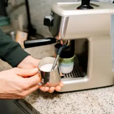 Jak spienić mleko roślinne - najlepsze techniki dla idealnej pianki