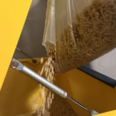 Wsypywanie pelletu do zasobnika. Szukasz odpowiedzi, jaki piec na pellet do domu 120m2?