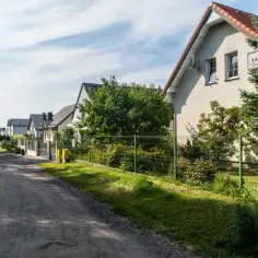 Droga dojazdowa do domów przy ul. Łabędzia. Służebność drogi w akcie notarialnym zapewnia prawo przejścia i przejazdu.