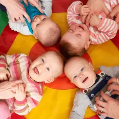 Ile opiekunek na dziecko w żłobku? Poznaj ważne przepisy i normy