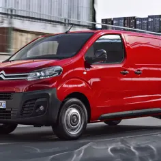 Czerwony Citroen Jumpy w ruchu, idealny do transportu. Poznaj jego imponujące citroen jumpy wymiary i możliwości.