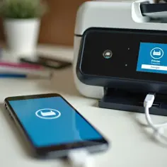 Smartfon podłączony kablem do drukarki, ekran telefonu i drukarki pokazuje ikonę drukarki. Dowiedz się, jak połączyć drukarkę z telefonem.