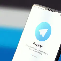 Ekran smartfona z logo Telegram. Czy Telegram jest bezpieczny? Aplikacja reklamuje się jako szybka, darmowa i bezpieczna.