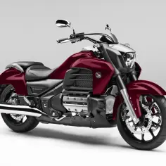 Potężna, bordowa Honda Valkyrie 1800 z chromowanymi detalami, gotowa na dalekie podróże.
