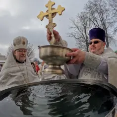 Kiedy święcenie wody w kościele? Poznaj ważne tradycje i daty