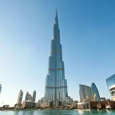 Majestatyczny Burj Khalifa w Dubaju, symbol nowoczesności, góruje nad miastem, odbijając się w spokojnej tafli wody.