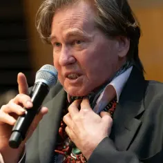 Val Kilmer, mimo choroby, z pasją przemawia do mikrofonu, dzieląc się swoimi przemyśleniami.