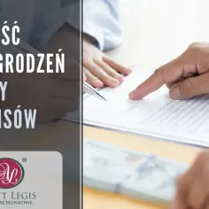 Jawność wynagrodzeń: zmiany przepisów. Dwie dłonie nad dokumentami, jedna wskazuje miejsce do podpisu.