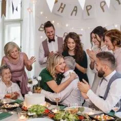 Co na stół urodzinowy: 15 pomysłów na menu i dekoracje