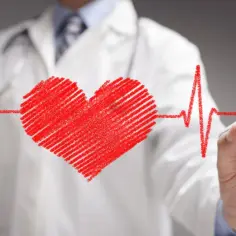 Lekarz rysuje serce i linię EKG. Może to symbolizować troskę o zdrowie serca, np. przyjmowanie leku Nebilet.