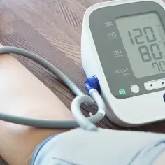 Pomiar ciśnienia krwi pokazuje 120/80, co oznacza prawidłowe ciśnienie krwi. Tętno wynosi 70.