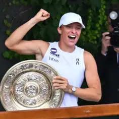 Iga Świątek z pucharem, radość po wygranej. Ile zarobiła Iga Świątek? Triumf na Wimbledonie to nie tylko prestiż, ale i ogromne pieniądze.