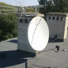 Antena satelitarna na dachu, obok kominów. Wskazówki jak ustawić antenę satelitarną na Hotbird.