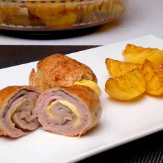 Roladki schabowe w piekarniku, z serem i ziołami, podane z pieczonymi ziemniakami. Pyszny obiad gotowy!