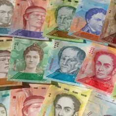 Wenezuelska waluta, banknoty z portretami znanych postaci i nominałami 10, 50, 100, 500, 1000, 20000.