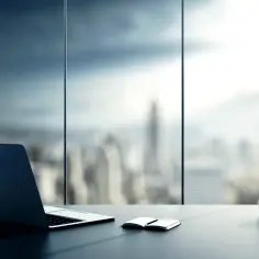 Laptop, notatnik i kubek na biurku z widokiem na miasto. Idealne miejsce do pracy z Microsoft 365.
