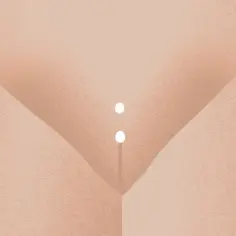 Dwa białe koraliki zdobiące Christina piercing, subtelnie podkreślające kobiece piękno.