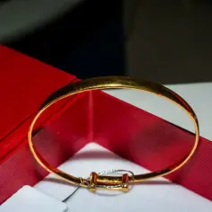 Elegancka bransoletka złota damska, błyszcząca w czerwonym pudełku. Idealny prezent dla każdej kobiety.
