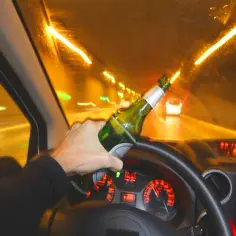 Dwa drinki - kiedy można jechać bez ryzyka utraty prawa jazdy?