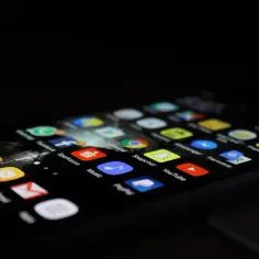 Ekran telefonu Samsung z ikonami aplikacji. Zastanawiasz się, gdzie zapisują się pobrane pliki Samsung? Zazwyczaj są one w folderze "Pobrane" lub w aplikacji "Moje pliki".