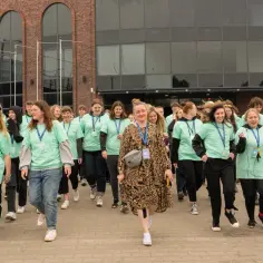 Od kiedy istnieje szkoła w chmurze? Poznaj jej historię i założyciela
