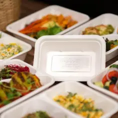 Pyszne posiłki w wygodnych pudełkach. Dieta pudełkowa Piaseczno to idealne rozwiązanie dla zapracowanych.
