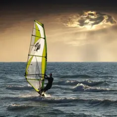 Czy windsurfing jest trudny? Odkryj, co sprawia trudności początkującym