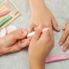 Manicure japoński wady: naturalne paznokcie, delikatne polerowanie, narzędzia do pielęgnacji.