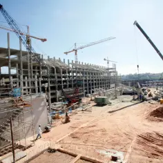 Budowa stadionu, gdzie betonowe konstrukcje rosną w górę. Zastanawiasz się, ile waży beton? Tu widać jego ogrom.
